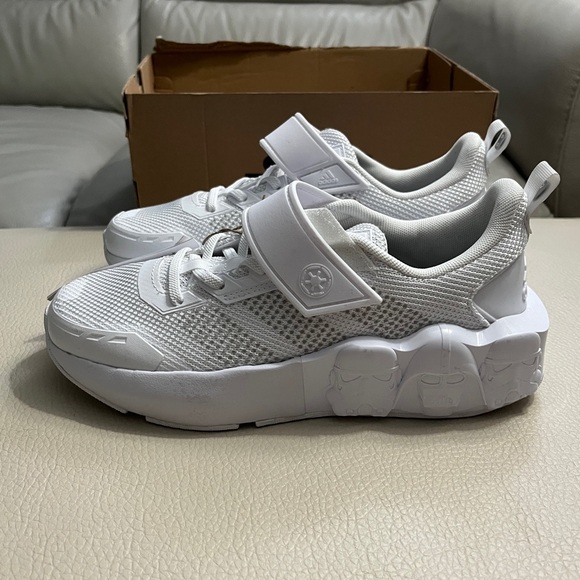 NWB - Adidas Star Wars Kids’ Runner IE8044 - EU 40/Youth US 7/Women US 8 - Picture 5 of 16